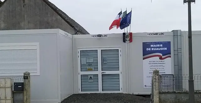 photo  le temps des travaux de rénovation, la mairie a été déplacée dans des modulaires, place de l’église.  &copy;  ouest-france 