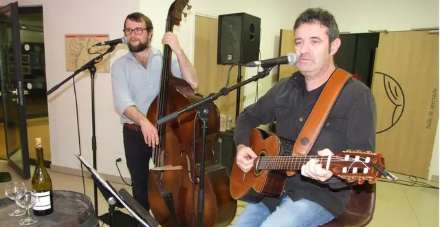 photo  un récital des plus belles chansons de georges brassens a clôturé la soirée.  &copy;  ouest-france 