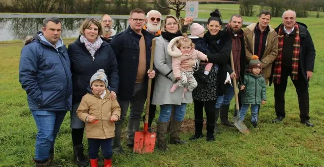photo  deux familles ont planté des arbres accompagnés chacun d’une plaquette au prénom, nom et date de naissance des enfants.  &copy;  ouest-france 
