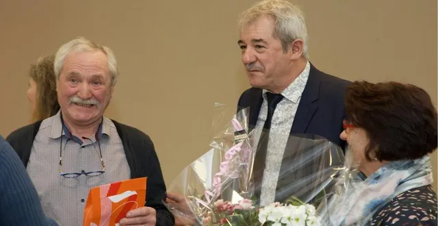 photo  patrick busson (à gauche) a été mis à l’honneur par dominique amiard, maire (au centre), lors des vœux aux administrés.  &copy;  ouest-france 