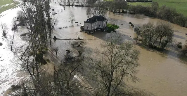 photo  dans la campagne autour de segré, des habitations se retrouvent isolées, cernées par la crue de l’oudon, dont le niveau baisse toutefois lentement depuis mardi après-midi.  &copy;  ouest-france / thierry huguenin 