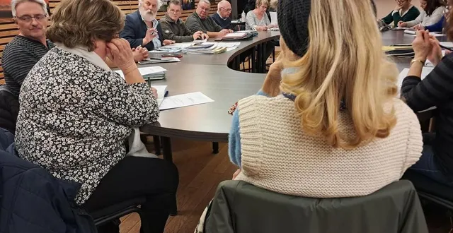 photo  andré trottet, maire (3e à gauche), accompagné des maires délégués et membres du conseil municipal.  &copy;  ouest-france 