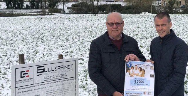 photo  le maire francis belluau et le secrétaire général de mairie, jonathan cholet, devant une parcelle à lotir.  &copy;  archives le maine libre 