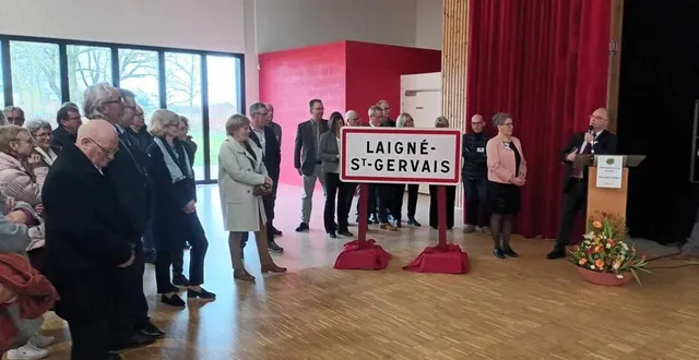photo  la maire de laigné-saint-gervais (sarthe), nathalie leroy-duprey, ici, avec le préfet emmanuel aubry, a dévoilé les nouveaux panneaux qui seront implantés aux entrées d’agglomération.  &copy;  . ouest-france. 