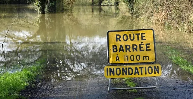 photo  douze routes sont coupées à la circulation en raison des inondations en maine-et-loire.  &copy;  marc ollivier/ouest-france 