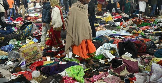 photo  des pèlerins cherchent leurs affaires sur le site d’une bousculade à prayagraj, en inde, le 29 janvier 2025.  ©  arun sankar / afp 