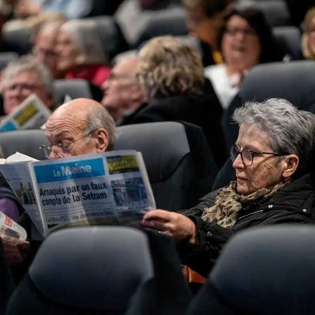 photo dans la salle, tout le monde pouvait lire le maine libre.  ©  le maine libre - xavier sarrat