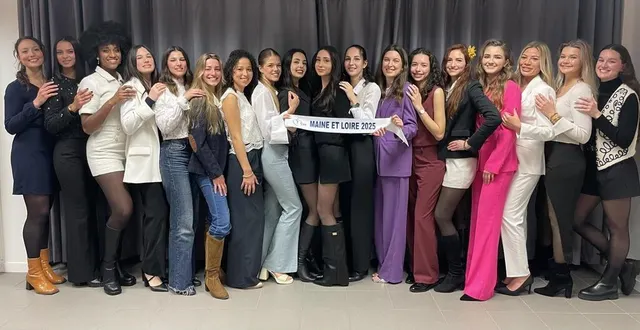 photo  les 18 prétendantes au titre de miss maine-et-loire 2025.  &copy;  agence 53x11 