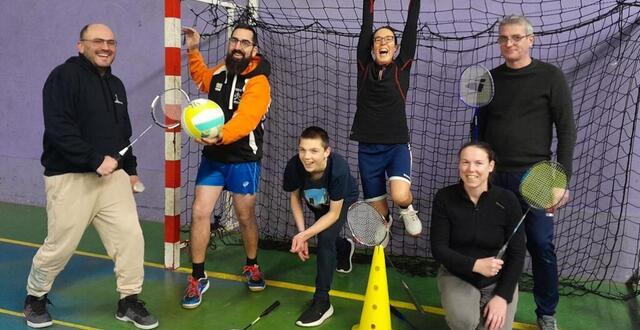 photo  la bonne humeur des membres de la section multisport, capturée entre les buts de la salle jean-tanguy, est à l’image de ce nouveau groupe qui place le plaisir du jeu au-dessus de la compétition.  ©  ouest-france 