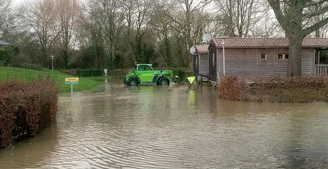 photo  les agents de la ville de sablé-sur-sarthe ont déplacé des mobile-homes du camping et ils ont surélevé les chalets alors que l’eau montait encore.  &copy;  ouest-france 