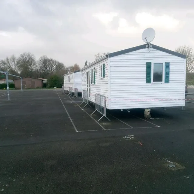 photo les mobile-homes du camping de sablé-sur-sarthe ont trouvé refuge près du gymnase de l’hippodrome.  ©  ouest-france