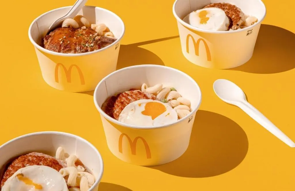 Depuis des années, il photographie les restaurants McDonald’s les plus insolites à travers le