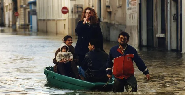 photo  des habitants dans une barque à angers, en janvier 1995.  &copy;  jp campion/photothèque ville d’angers 