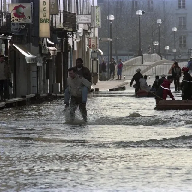 La ville d’Angers totalement inondée, en janvier 1995. F Lemoulant/PHOTOTHÈQUE VILLE D’ANGERS photo la ville d’angers totalement inondée, en janvier 1995. © f lemoulant/photothèque ville d’angers