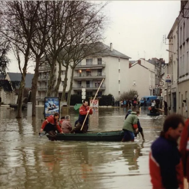 La place Ney, sous les eaux, à Angers, le 29 janvier 1995. Sylvain Bertoldi/Archives patrimoniales d’Angers photo la place ney, sous les eaux, à angers, le 29 janvier 1995. © sylvain bertoldi/archives patrimoniales d’angers