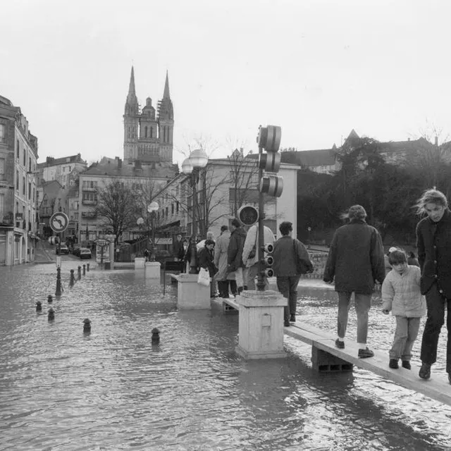 Un mode de déplacement pas comme les autres pour les Angevines et Angevins en 1995. JN SORTANT / PHOTOTHÈQUE VILLE D’ANGERS photo un mode de déplacement pas comme les autres pour les angevines et angevins en 1995. © jn sortant / photothèque ville d’angers