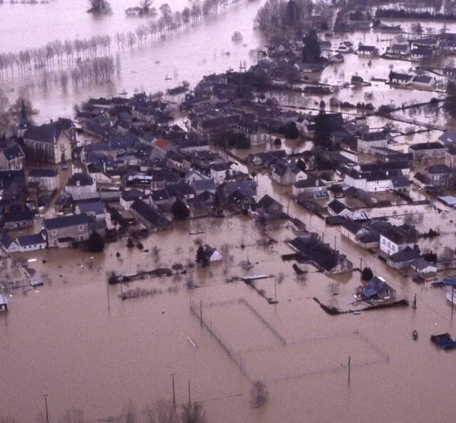 Les inondations de janvier 1995 à Cheffes. ARCHIVES OUEST FRANCE photo les inondations de janvier 1995 à cheffes. © archives ouest france
