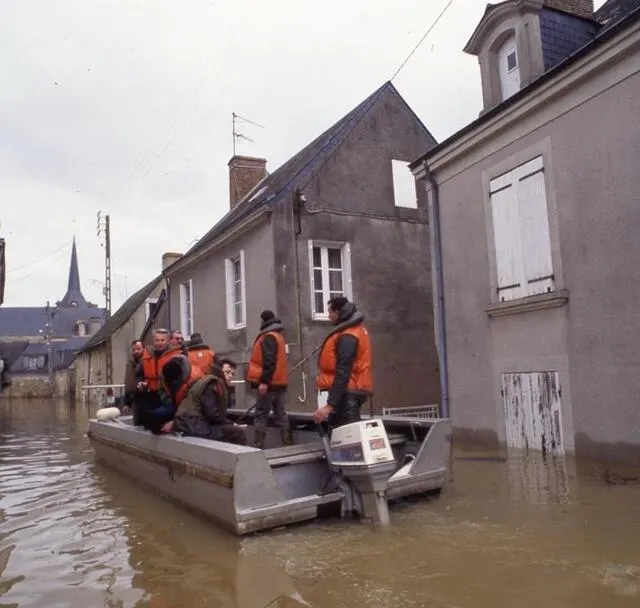 En 1995, la commune de Cheffes, inondée, était évacuée en urgence. JEAN MICHEL NIESTER / ARCHIVES OUEST-FRANCE photo en 1995, la commune de cheffes, inondée, était évacuée en urgence. © jean michel niester / archives ouest-france
