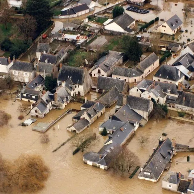 La commune de Briollay sous les eaux, en 1995. JP CAMPION / PHOTOTHÈQUE VILLE D’ANGERS photo la commune de briollay sous les eaux, en 1995. © jp campion / photothèque ville d’angers