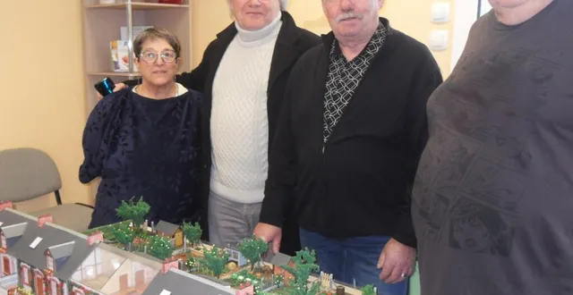 photo  les élus et laurence beaury entourant thierry champion et sa superbe maquette.  &copy;  le maine libre 