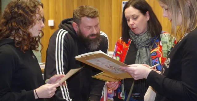 photo  à la recherche des indices…  &copy;  le maine libre 