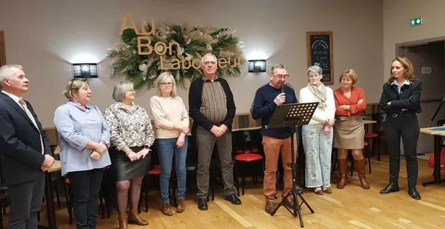 photo  laurent bothereau entouré de son équipe municipale.  &copy;  le maine libre 