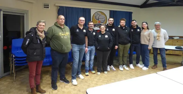 photo  les élus municipaux, christine hérisson et noël perpoil (aux extrémités gauche et droite de la photo) ont tenu à saluer le dynamisme et l’implication des adhérents de la pétanque du loir.  &copy;  ouest-france. 