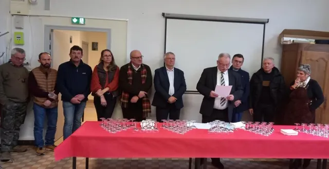 photo  pascal delpierre était entouré de son conseil et de maires de communes voisines.  &copy;  ouest-france 