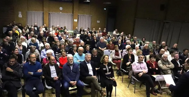 photo  les soulignéens et les élus locaux à l’écoute des vœux du maire.  &copy;  le maine libre 