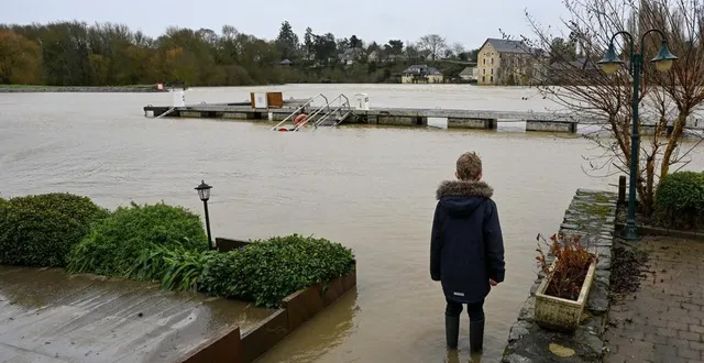photo  les habitants de grez-neuville, riverains de la mayenne, ont les pieds dans l’eau.  &copy;  photo co - laurent combet 