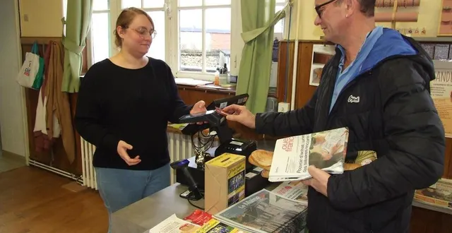 photo  cloé dans son magasin « multi-activités »  &copy;  ouest-france 