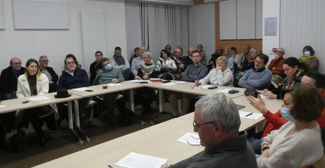 photo  vingt-cinq habitants du nouveau lotissement, opposés à l’installation de l’entreprise racine élagage dans la ferme du breuil, ont assisté au conseil municipal après avoir été reçus par jean claude moser, le maire.  &copy;  ouest-france 