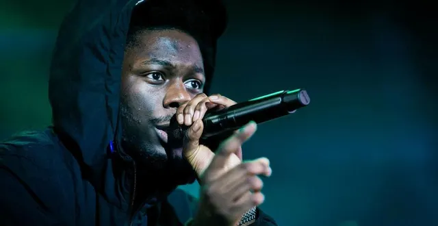 photo  le rappeur tiakola, ici à la fête du bruit, à landerneau (finistère), se produira pour les 30 ans d’antarès, au mans.  &copy;  kevin guyot / ouest-france 