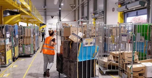 photo  amazon, le géant américain du commerce en ligne, compte une trentaine de sites logistiques en france.  &copy;  daniel fouray. 