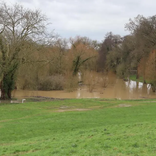 photo la vaige déborde également dans la partie basse du parc du château de sablé-sur-sarthe.  ©  ouest-france