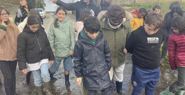 photo  chaussés de bottes, les enfants de l’école georges-hubert entrent dans les eaux de la sarthe qui a débordé. un moyen de mesurer concrètement les conséquences d’une crue de la rivière.  &copy;  ouest-france 