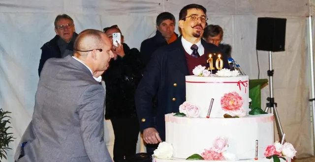 photo  les maires, julien salliot et maxime guilmin ont soufflé le gâteau anniversaire.  &copy;  ouest-france 