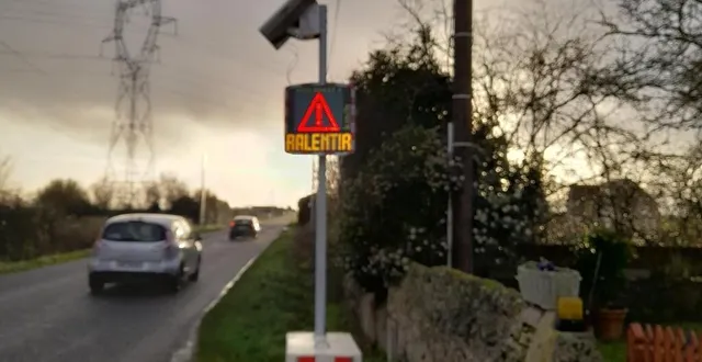 photo  ce radar est installé sur la d24, au village de la roche-aubry, entre thouarcé et valanjou.  &copy;  co 