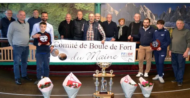 photo  photo souvenir à l’issue de la finale remportée par l’espérance de clefs face à l’union de malicorne.  &copy;  le maine libre 