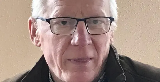 photo  pascal chauveau, adjoint au développement durable, présente son atelier d’initiation au greffage.  &copy;  ouest-france 