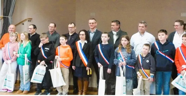 photo  le conseil municipal des jeunes, élu le 10 janvier, s’est présenté aux habitants lors de la cérémonie des vœux.  &copy;  ouest-france. 