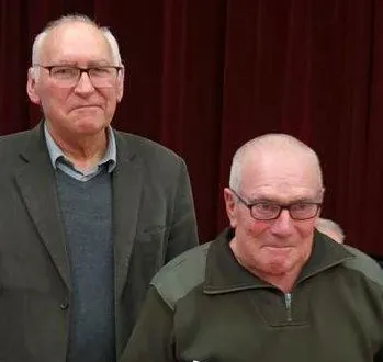 photo  maurice brosse, président de l’association remet la médaille de générations mouvement et un diplôme à claude prou.  &copy;  ouest-france 
