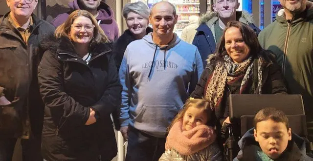 photo  les généreux donateurs se sont retrouvés au havane, l’un des partenaires autour d’elyo pour remettre un chèque à ses parents  &copy;  ouest-france. 