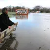 photo marc, 64 ans, posté sur un banc entouré d’eau, au parc du gué-de-maulny : « c’est dépaysant. c’est aussi un avertissement sur les conséquences du réchauffement climatique. »