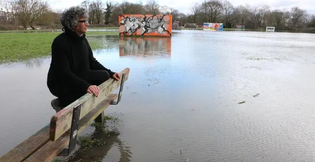 photo  marc, 64 ans, posté sur un banc entouré d’eau, au parc du gué-de-maulny : « c’est dépaysant. c’est aussi un avertissement sur les conséquences du réchauffement climatique. »  &copy;  ouest-france 