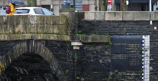 photo  la maine va continuer de monter à angers ces prochaines heures avant de baisser ce week-end.  &copy;  photo co - laurent combet 
