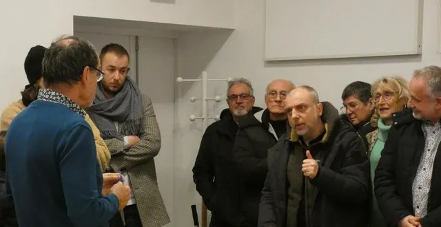 photo  sébastien masson, au centre, était le porte-parole des riverains de la ferme du breuil, jean-claude moser (de dos) a écouté les doléances des palvinéens.  &copy;  le maine libre 