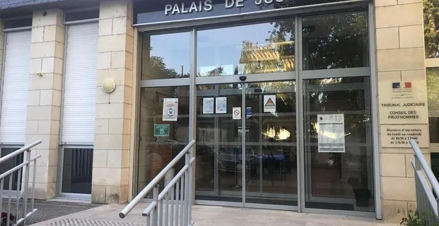 photo  un tag a notamment été inscrit sur le rideau métallique du palais de justice de saumur. (photo d’illustration)  &copy;  archives ouest france 