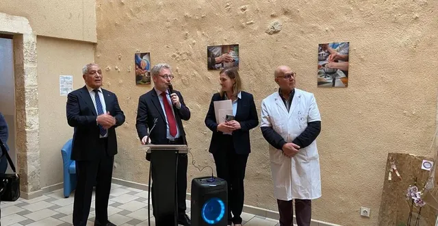 photo  mostefa maachi, patrick faugerolas, marie sourdaine et nordine khodeir lors des vœux à l’hôpital.  &copy;  ouest-france. 
