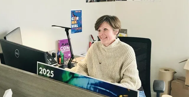 photo  carine staine à son nouveau poste de travail, à la mairie de parigné-l’évêque.  &copy;  ouest-france 